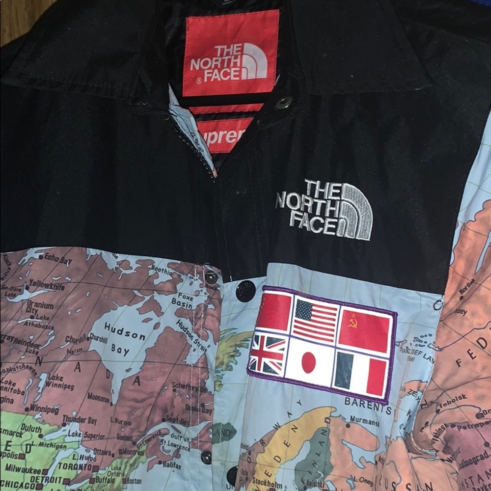 Supreme x north face  world map jacket - Picture 2 of 5